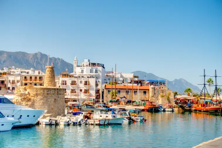 Hafen von Kyrenia mit Booten und Bergen