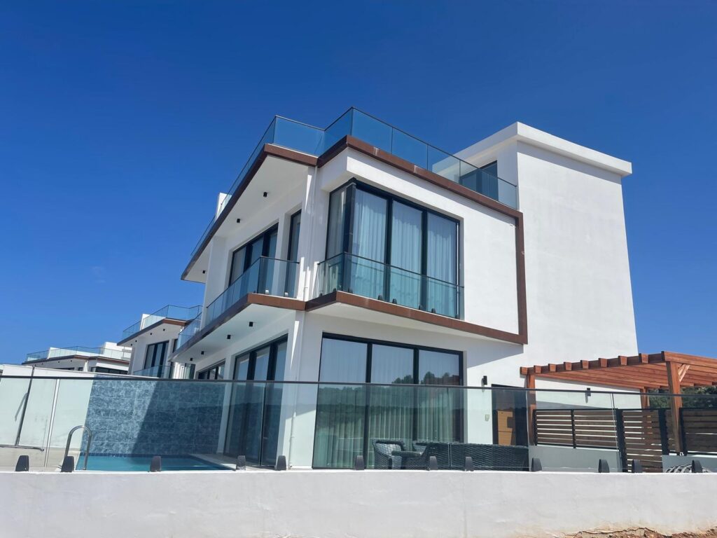 Villa mit Pool, Blick auf Marina Karpaz Gate