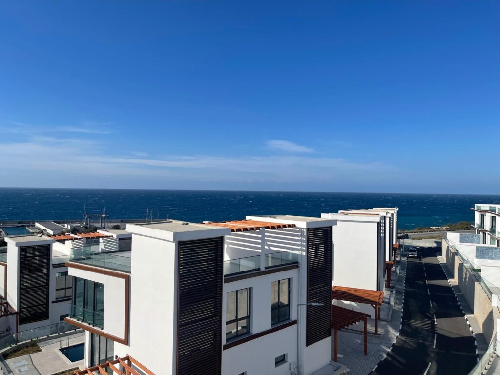 Villa mit Pool, Blick auf Marina Karpaz Gate